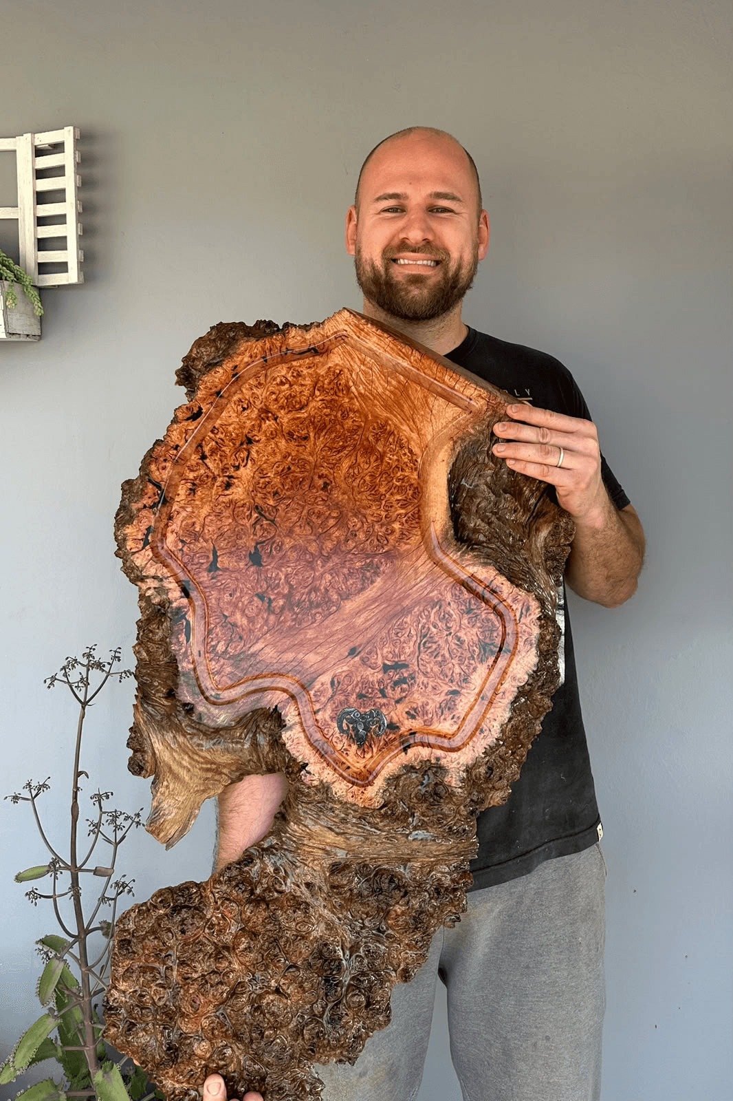 Fernando Lunardelli, fundador da BecoWood, apresentando uma peça de madeira