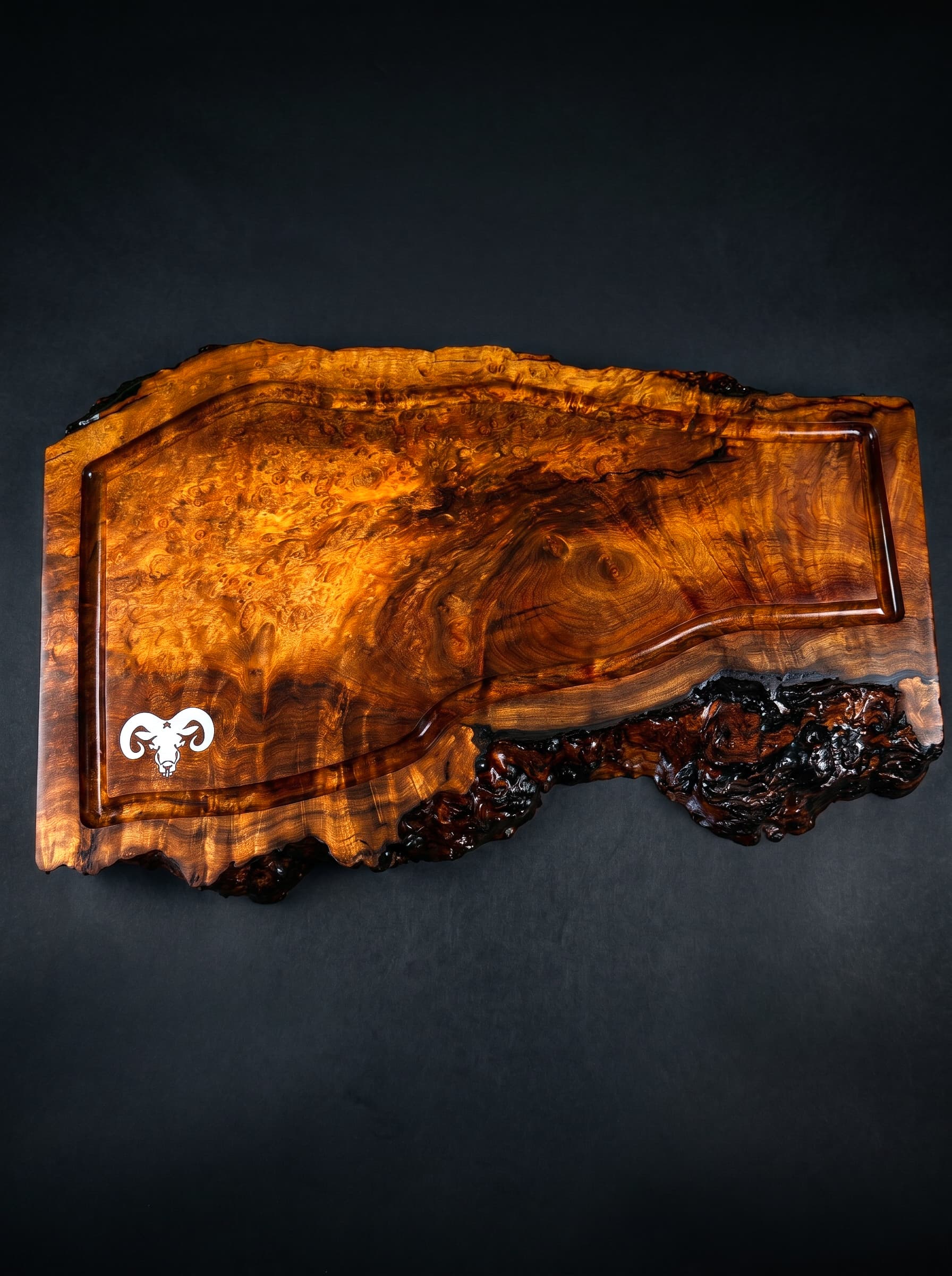 Tábua retangular BecoWood em madeira com borda orgânica